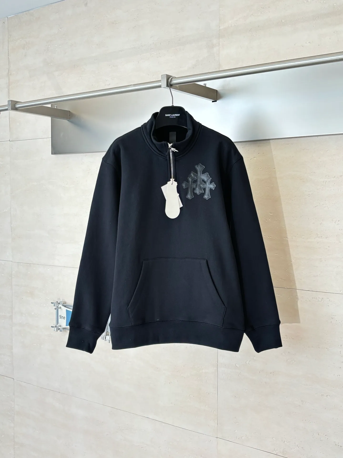 P406 Chrome Heart*/Chrome Heart FW25 leather cross half-zip sweatshirt Made of high-weight pure cotton terry fabric, pre-shrunk to ensure wearing stability, three-dimensional leather cross label, half-zip collar with dagger-shaped zipper puller, combined with curved hem tailoring and kangaroo pocket Size: S/M/L/XL